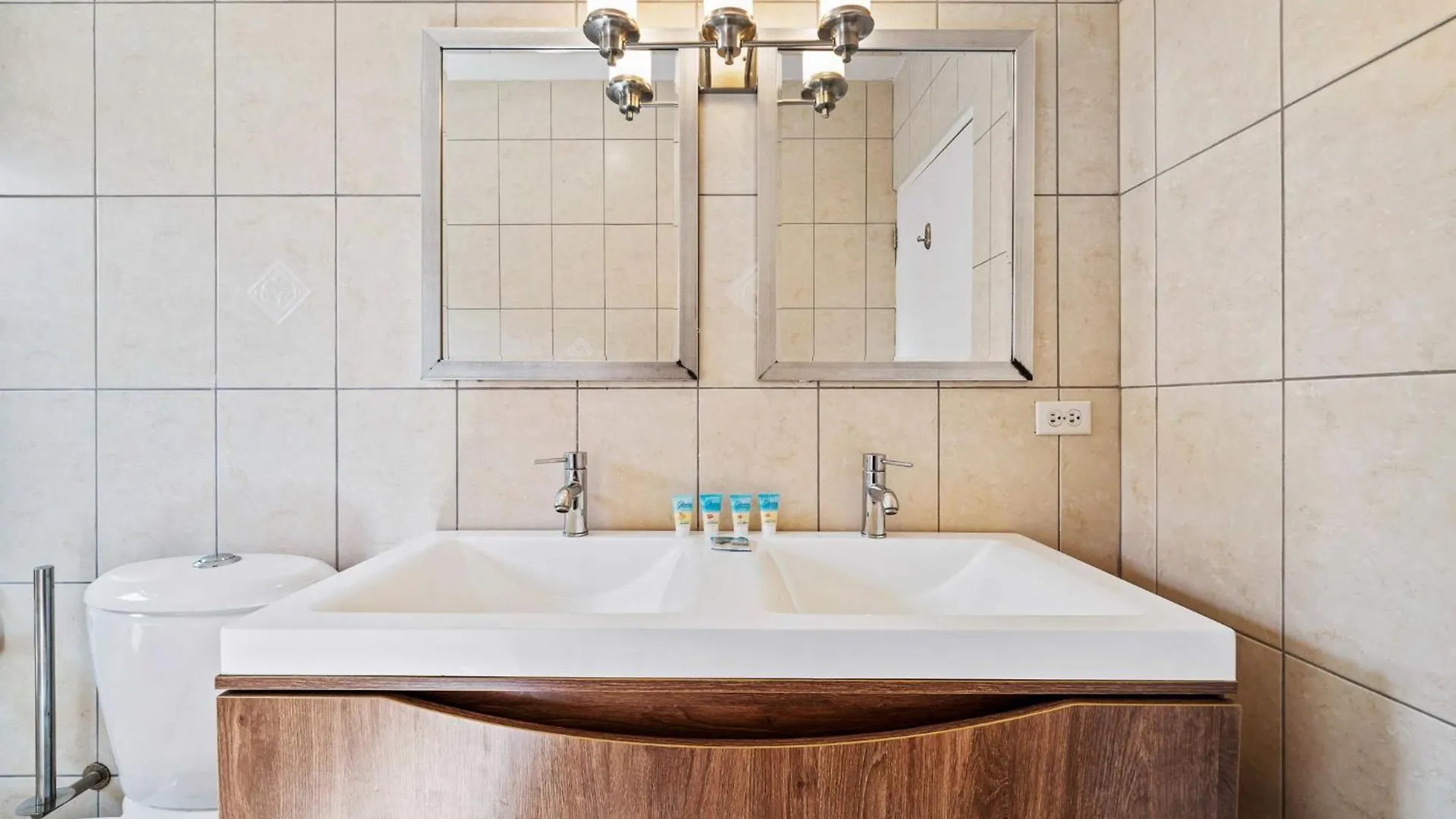 Rooi Santo 128 Villa Palm Beach